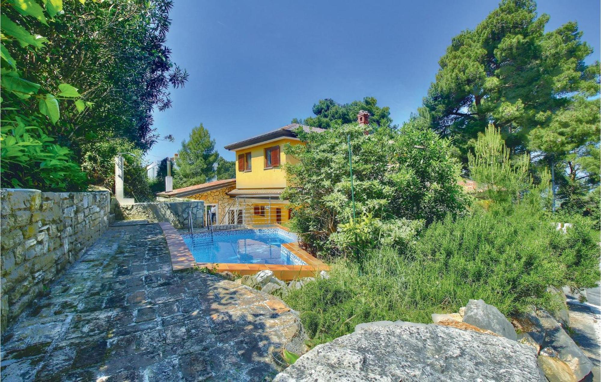 Amazing home in Buje with 3 Bedrooms, WiFi&Outdoor swimming pool Buitenkant foto